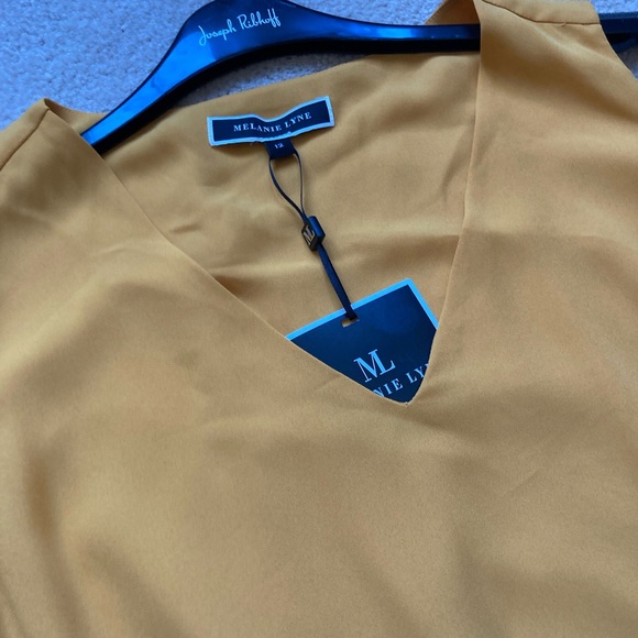 MELANIE LYNE: V-Neck Sleeveless Top - yellow gold - Picture 5 of 8